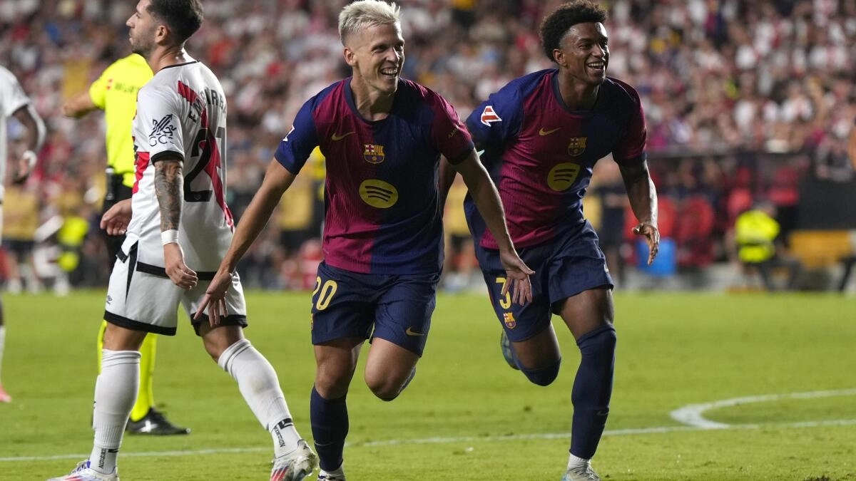 Los jugadores del Barcelona celebran un gol de Dani Olmo