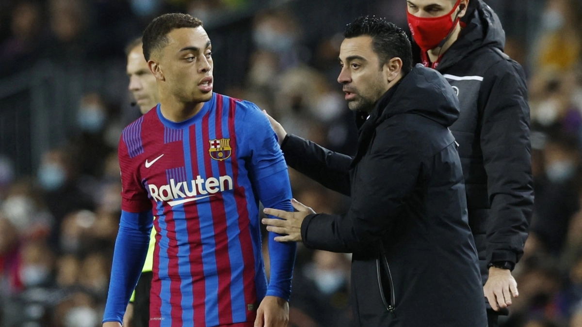 Xavi Hernández se la jugó a Sergiño Dest / Barça Universal