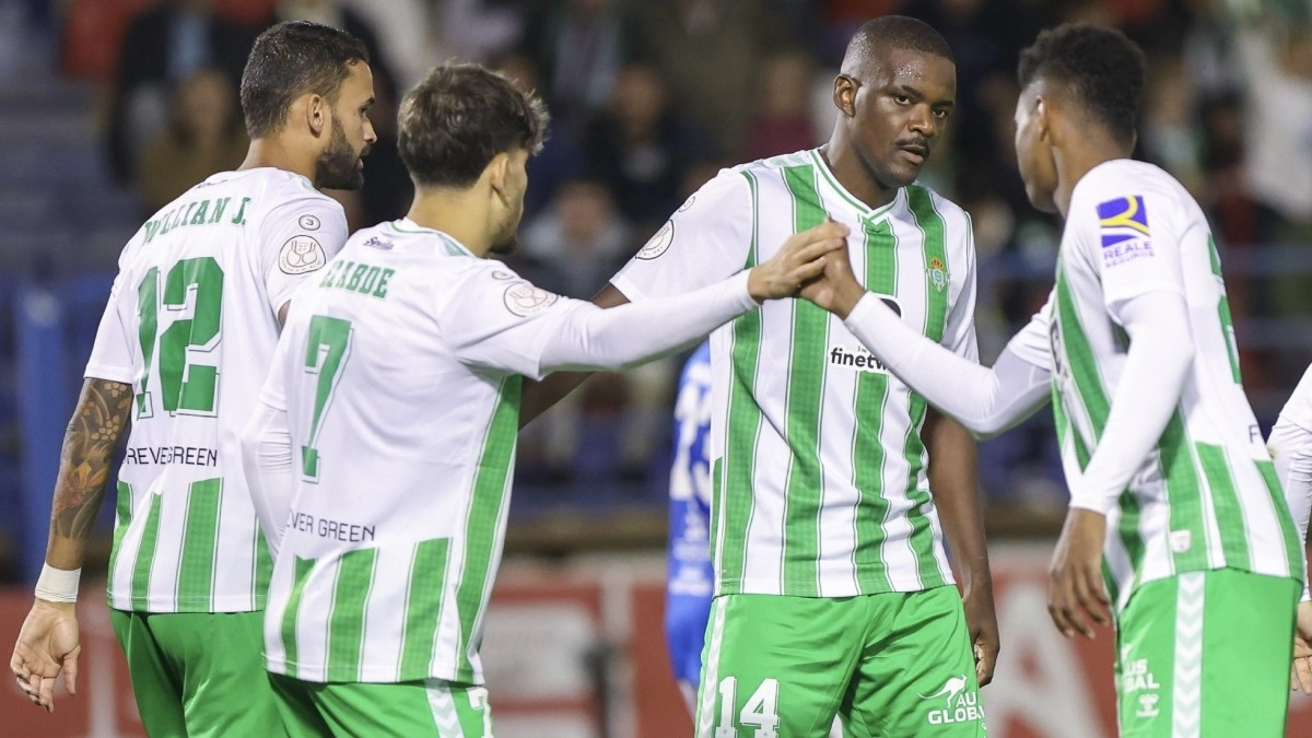 Los jugadores del Real Betis celebran un gol