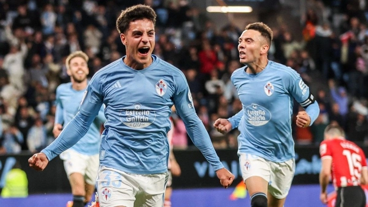 The players of Celta de Vigo score a goal.