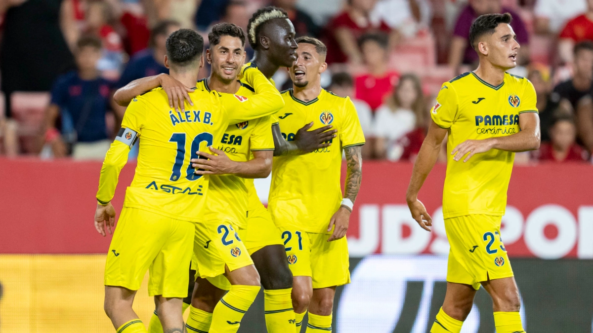 Villarreal players celebrate a goal by Ayoze Pérez.