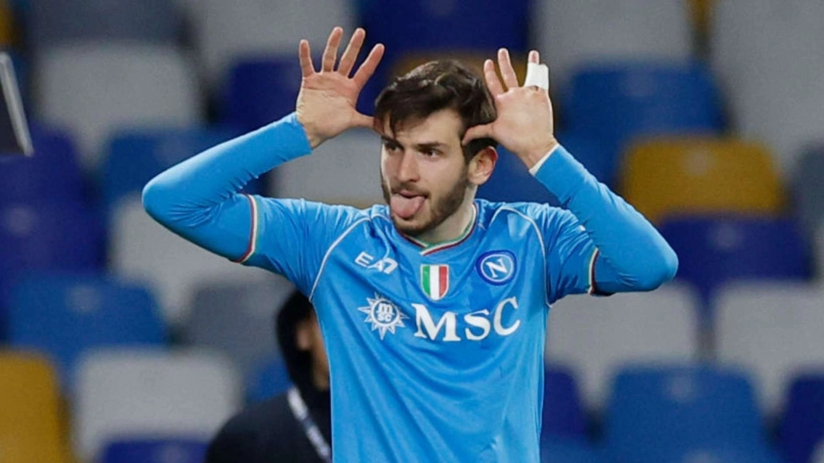 Kvaratskhelia could end up outside of Napoli for not reaching an agreement / Goal.com