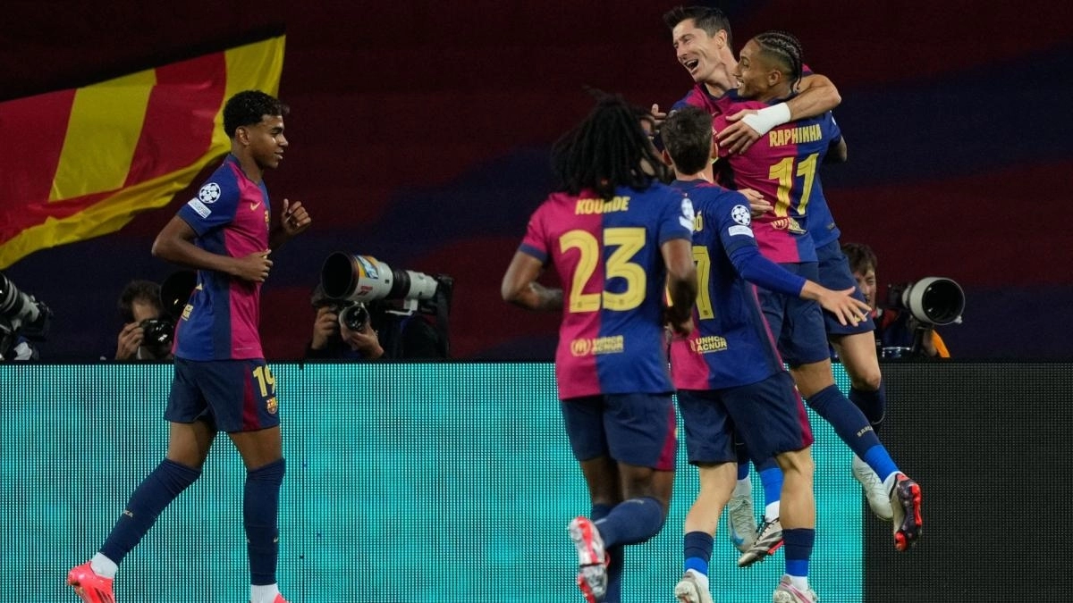 Los jugadores del Barcelona celebran un gol