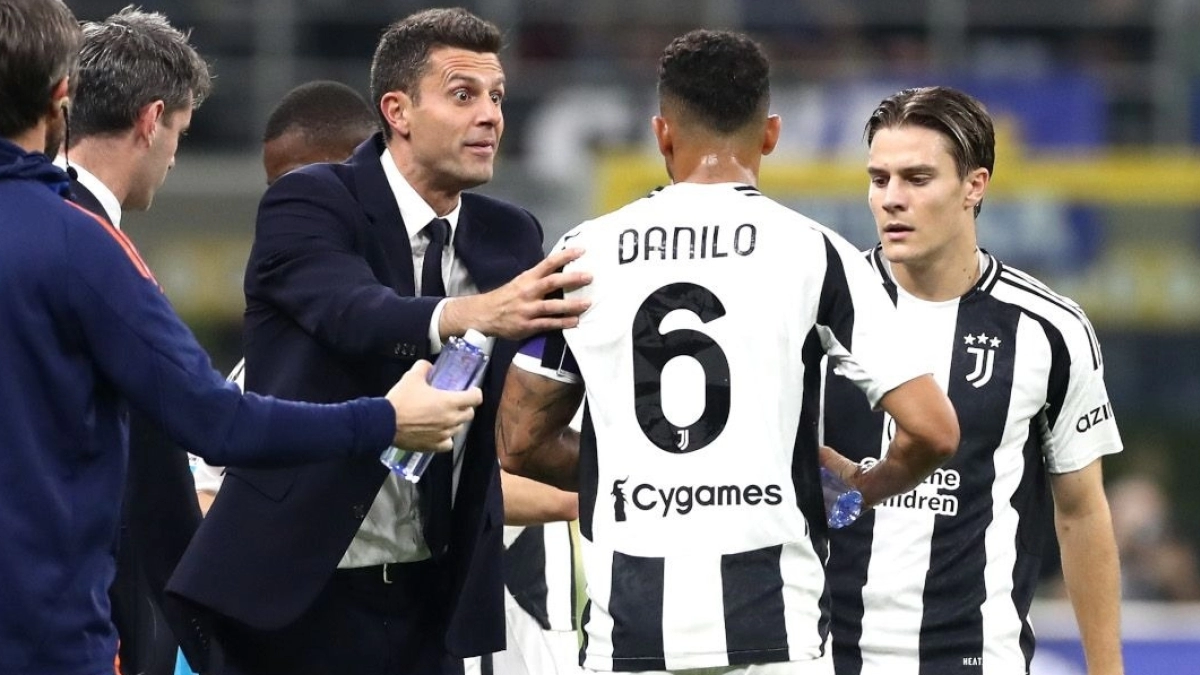 Juventus from Turin has set sights on a Premier League center-back.