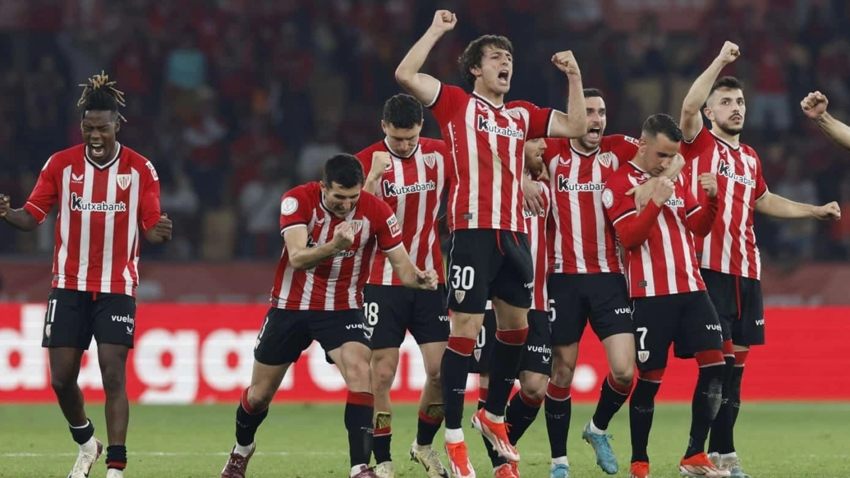 The players of Athletic Club celebrate a scored penalty.