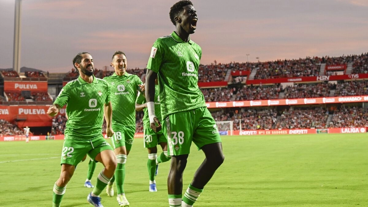 Los jugadores del Real Betis celebran un gol