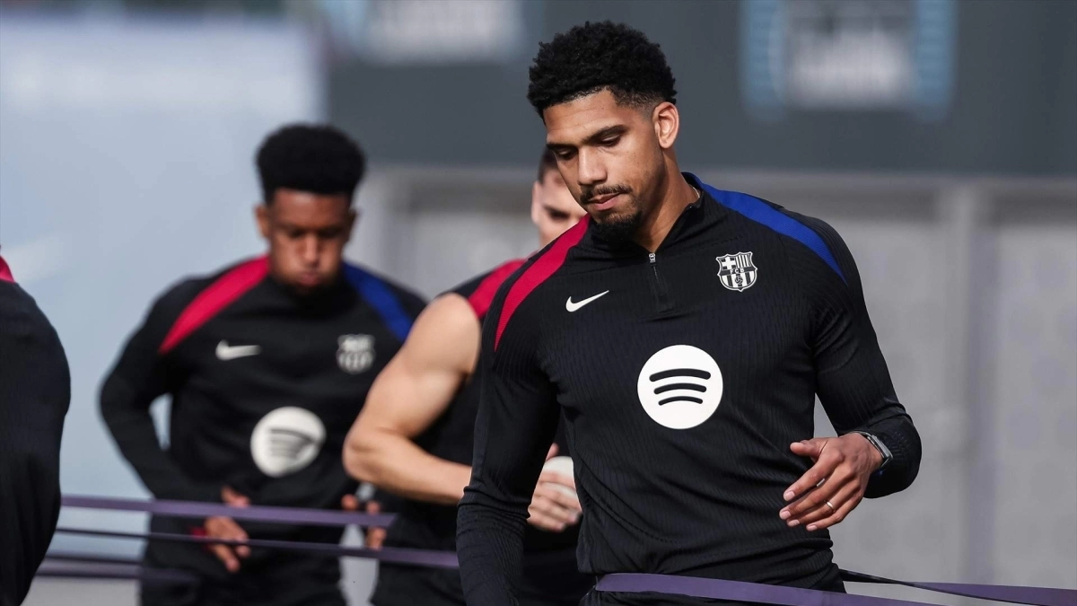 Ronald Araújo tiene un pie fuera del Barcelona / ElNacional.cat