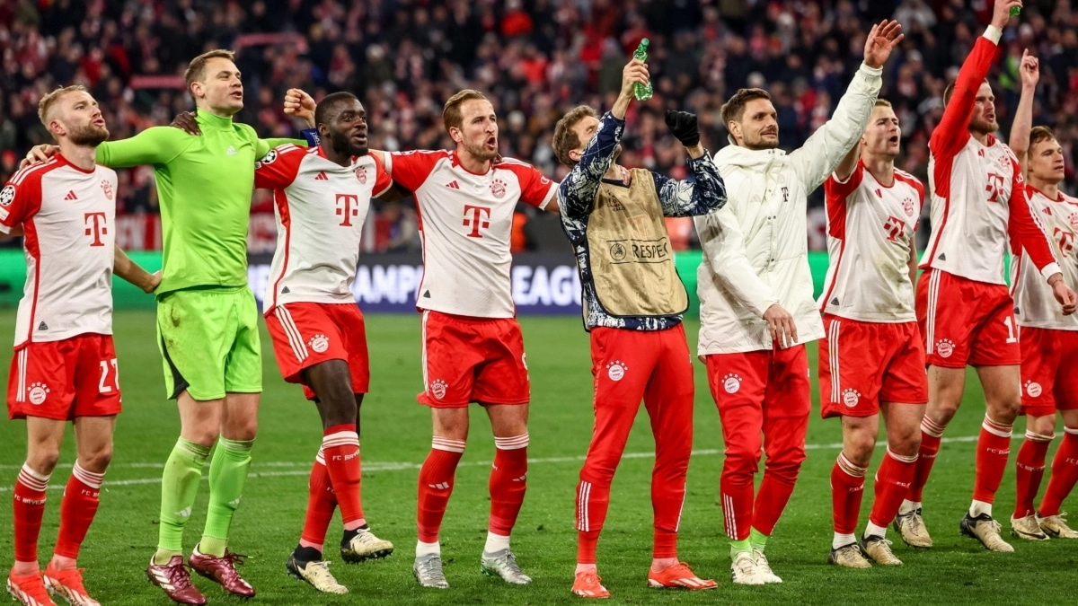 <p>The players of Bayern Munich celebrate a victory with their fans.</p>