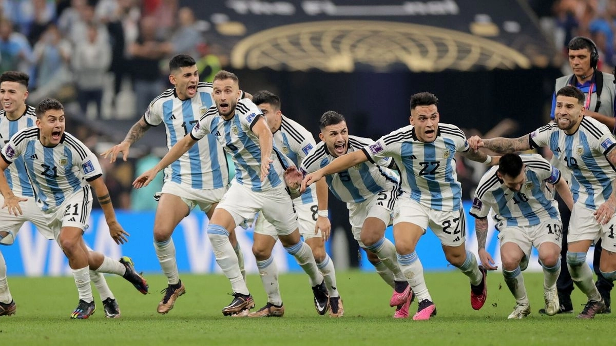 Los jugadores de Argentina celebran un pase de ronda
