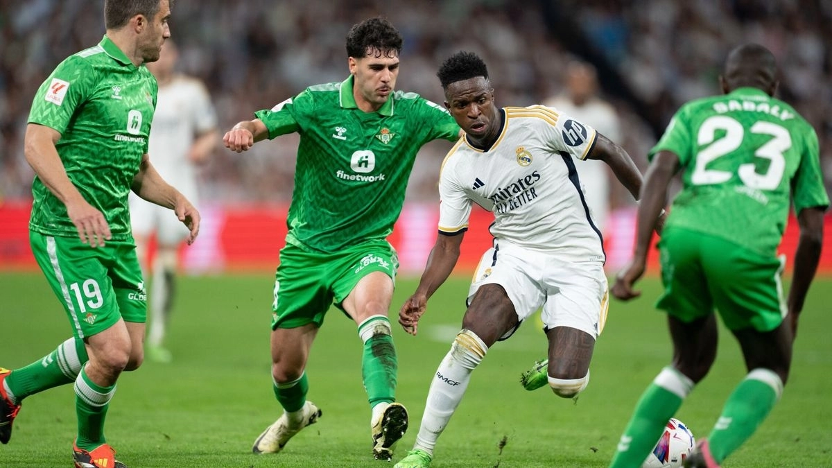 Los jugadores del Real Betis contra Vinicius