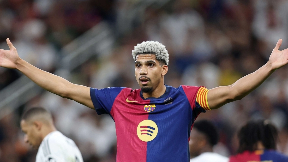 <strong>BOMBAZO:</strong> Liverpool wants Ronald Araujo as Van Dijk's replacement.