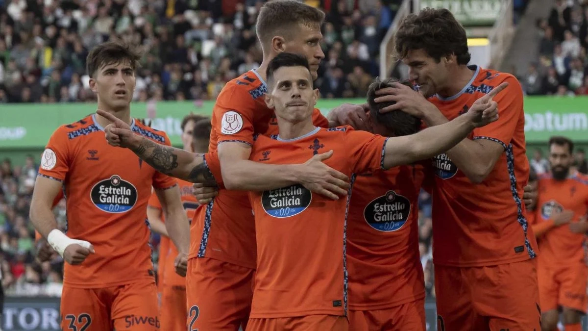 The players of Celta de Vigo celebrate a goal by Alfon González