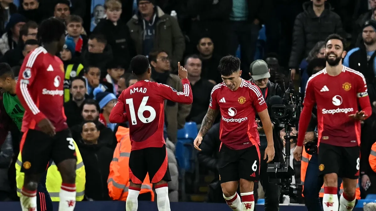 <p>The players of Manchester United celebrate a goal.</p>