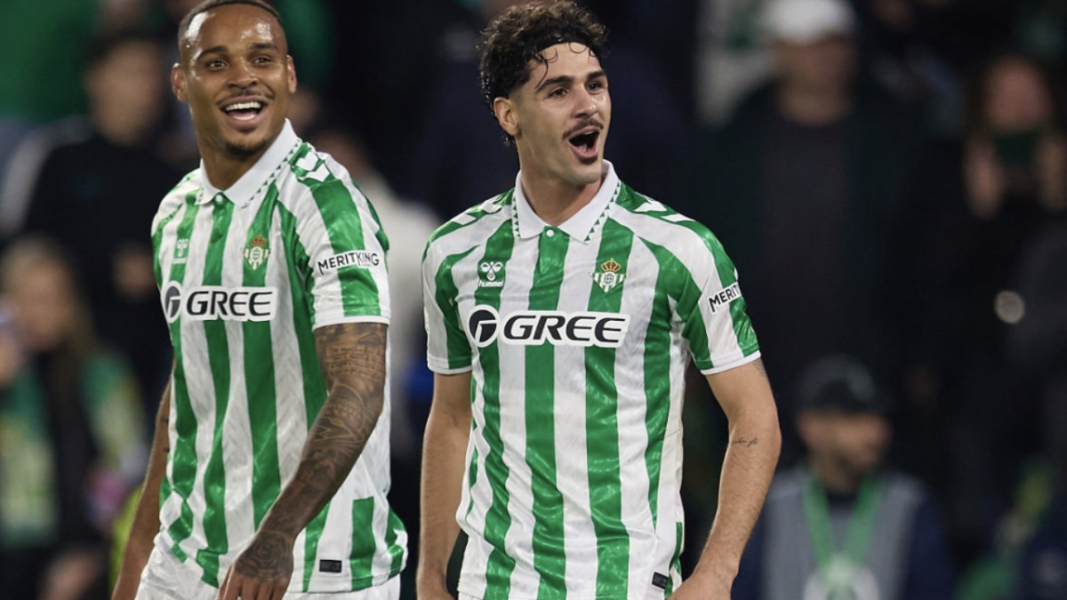 Los jugadores del Real Betis celebran un gol