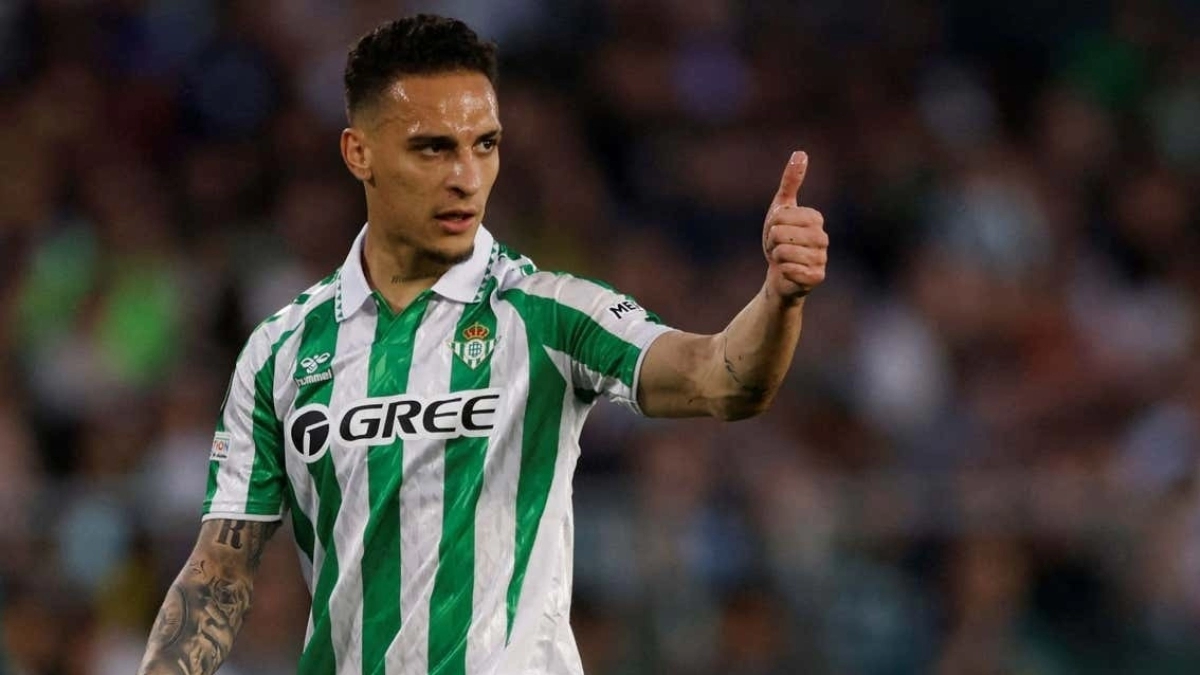 Betis makes an offer for Antony / Relief