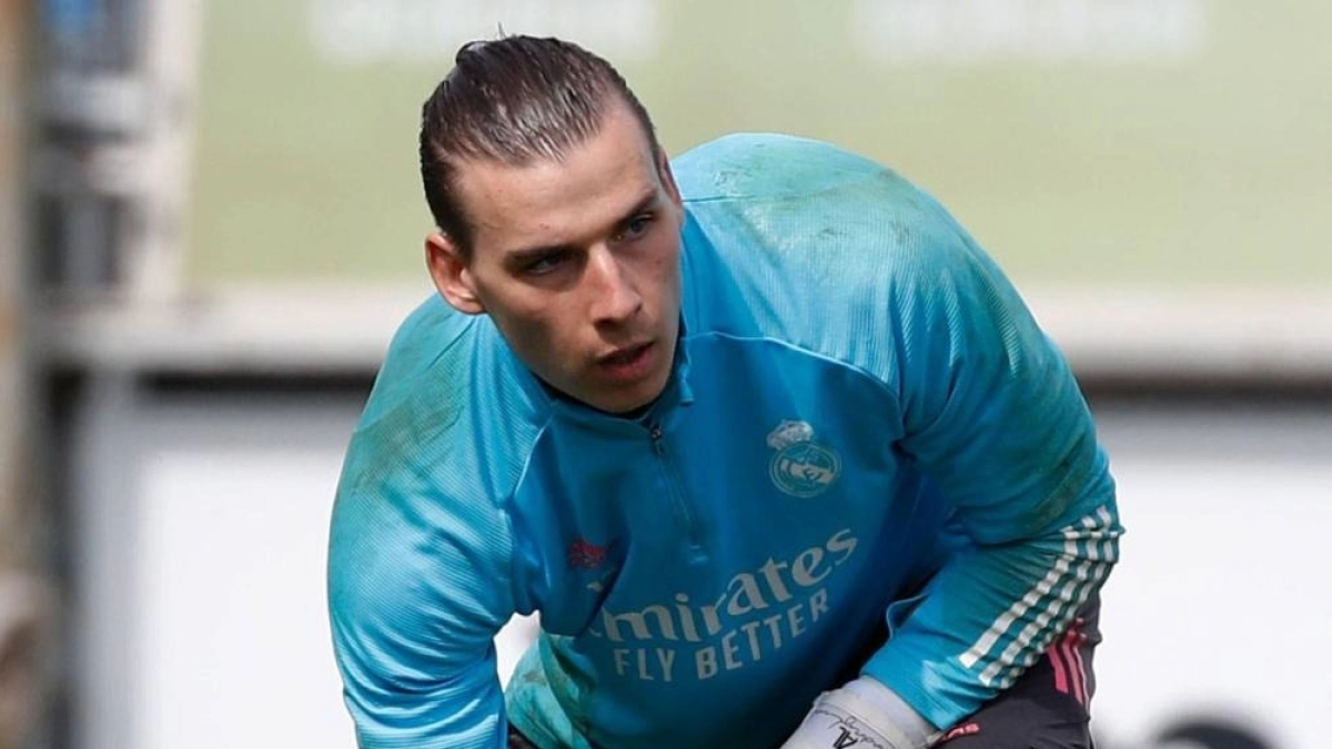 El Real Madrid abre la puerta de salida para Lunin / El Español