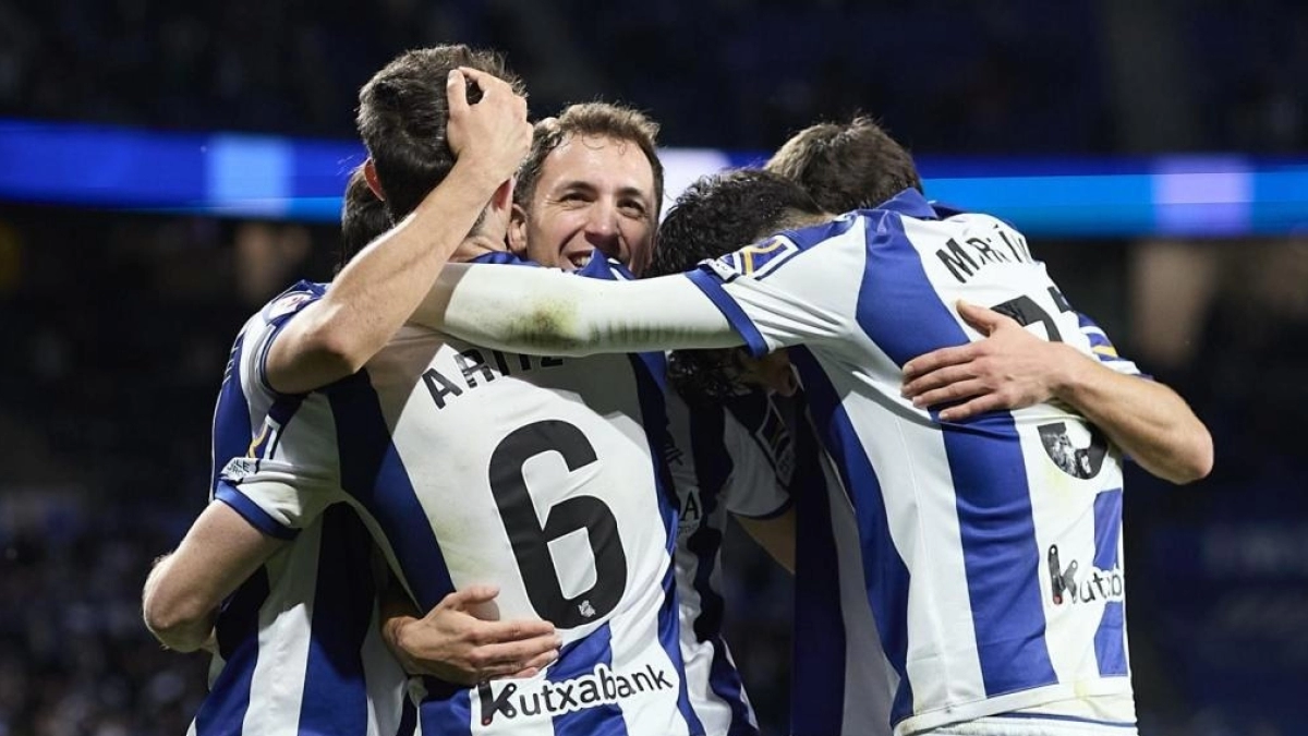 Umar Sadiq en la rampa de salida de la Real Sociedad / el Español
