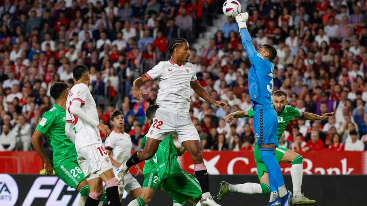 Fran Vieites in a Sevilla - Real Betis.