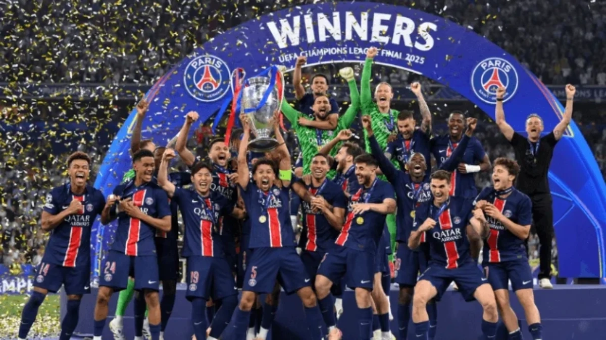 The PSG players celebrate the Champions League.