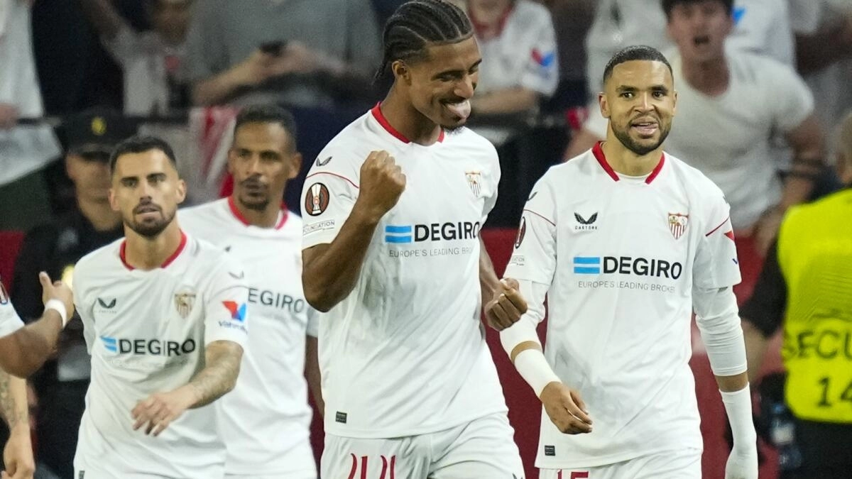 Los jugadores del Sevilla celebran un gol
