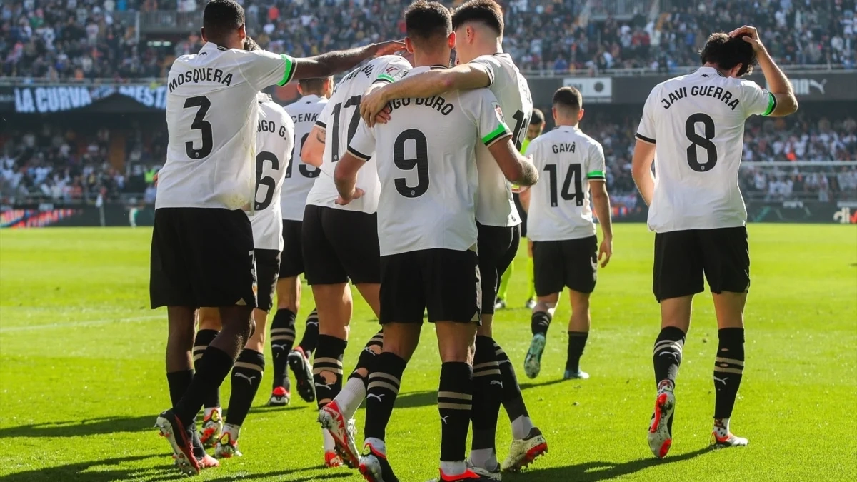 Los jugadores del Valencia celebran un gol