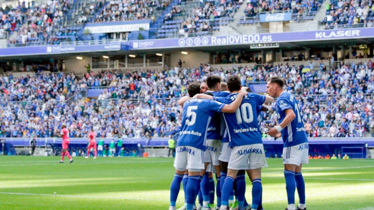 Los jugadores del Real Oviedo celebran un gol