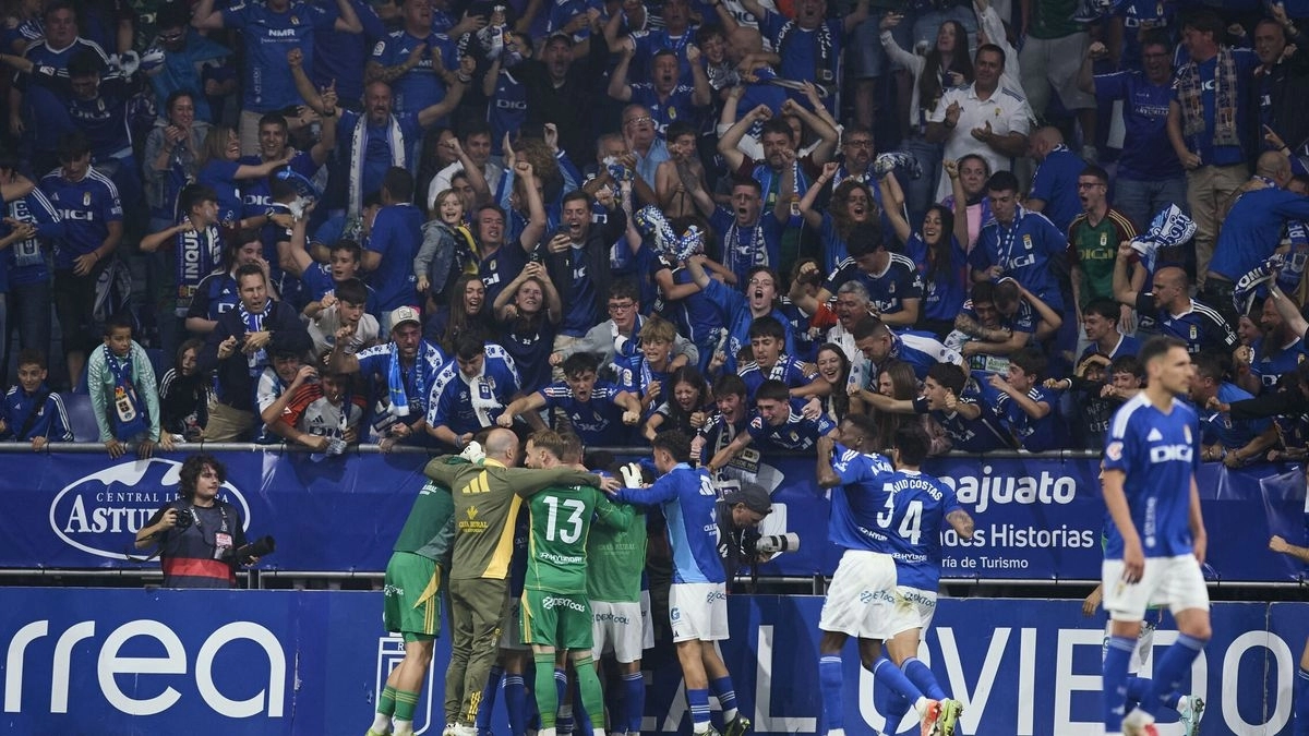 Los jugadores del Real Oviedo celebran un gol