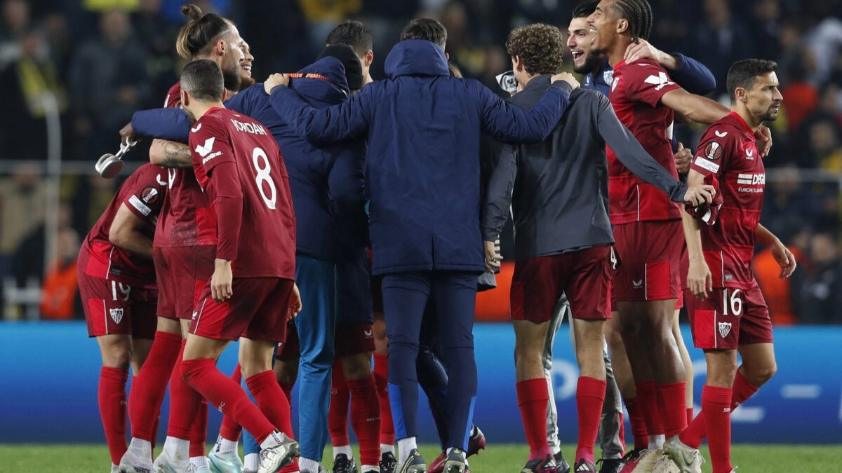 Los jugadores del Sevilla celebran un gol