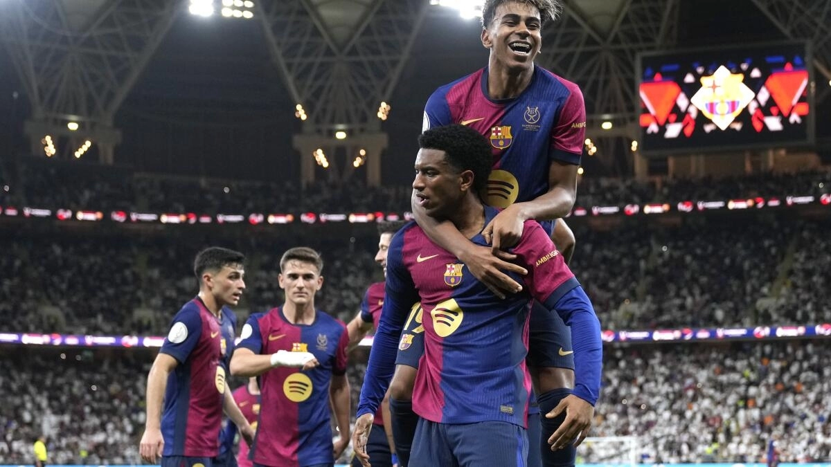 Los jugadores del Barcelona celebran un gol