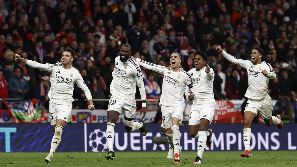 The players of Real Madrid celebrate the victory against Atlético de Madrid.
