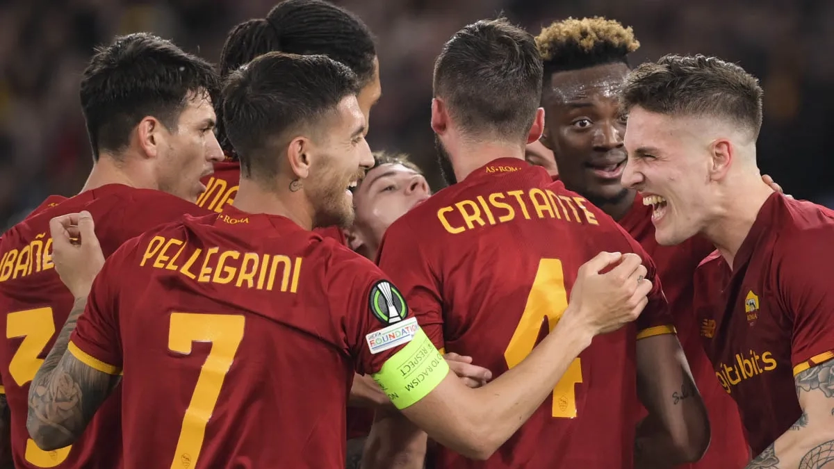 The players of Roma celebrate a goal.