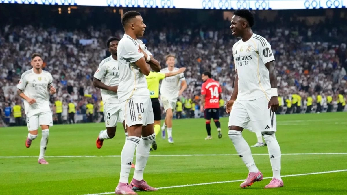 Los jugadores del Real Madrid celebran el gol de Kylian Mbappé ante Osasuna