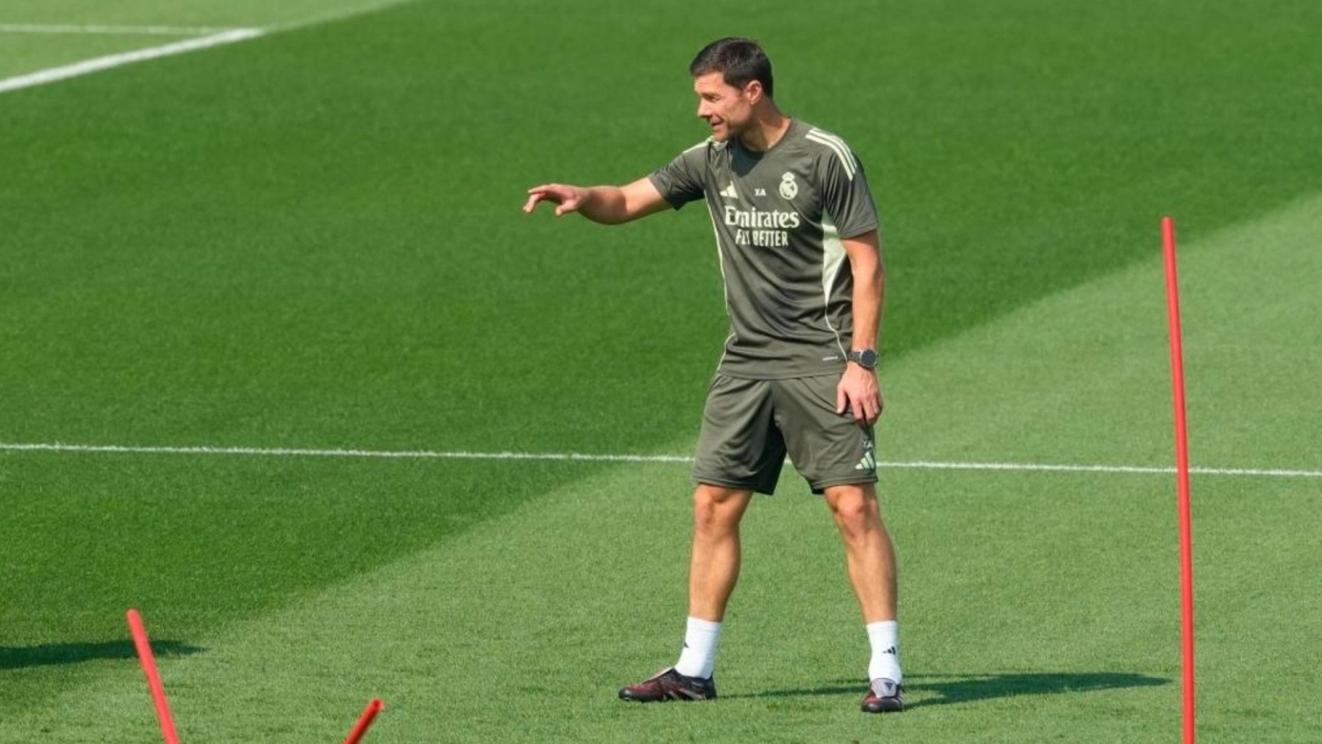 Xabi Alonso dirigiendo el entrenamiento