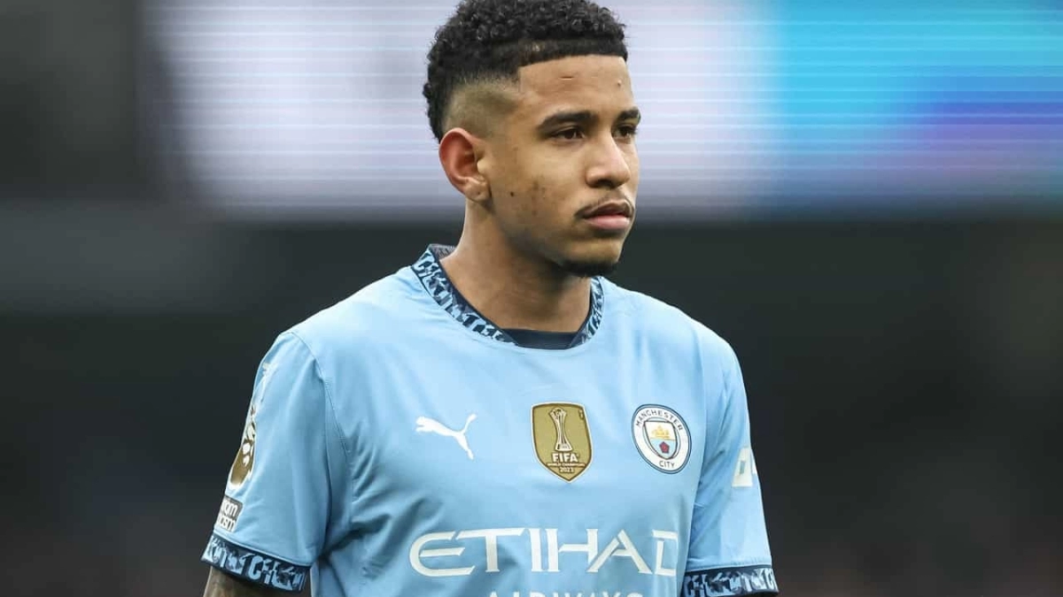 Savinho playing in a Premier League match.