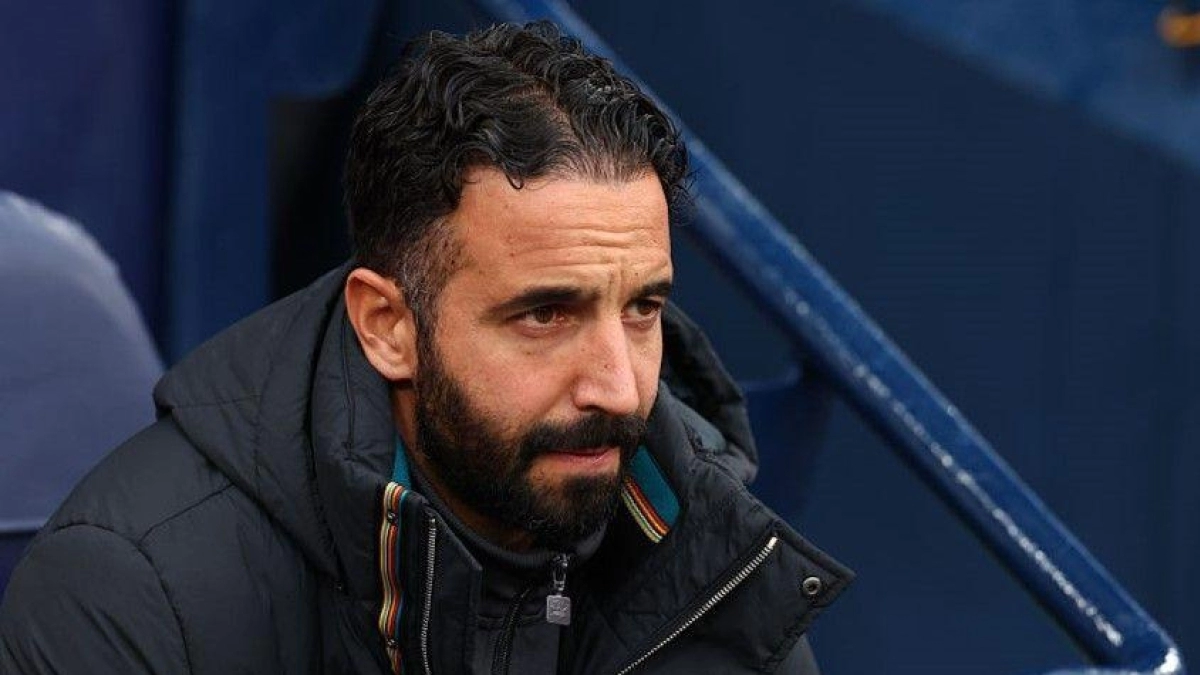 Rúben Amorim dirigiendo un partido del Manchester United