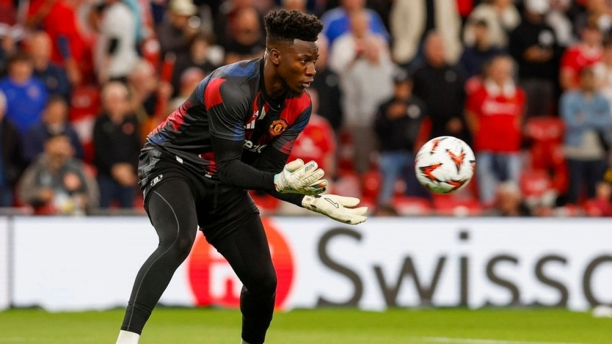 André Onana en el calentamiento con el Manchester United