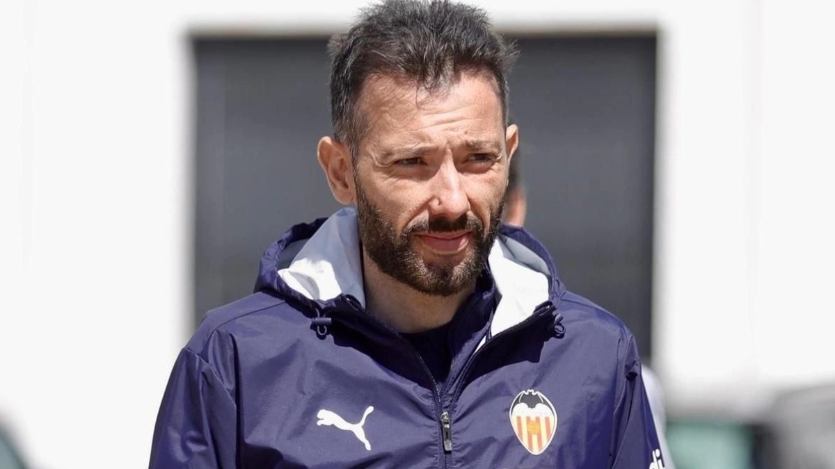 Carlos Corberán dirigiendo el entrenamiento del Valencia CF