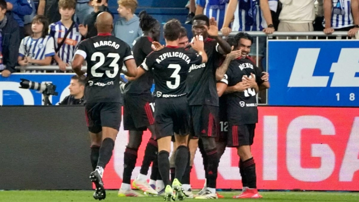 Los jugadores del Sevilla celebran un gol