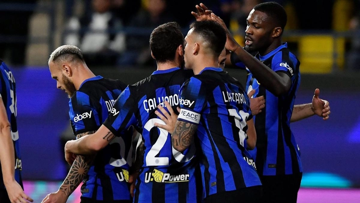 The players of Inter Milan celebrate a goal.