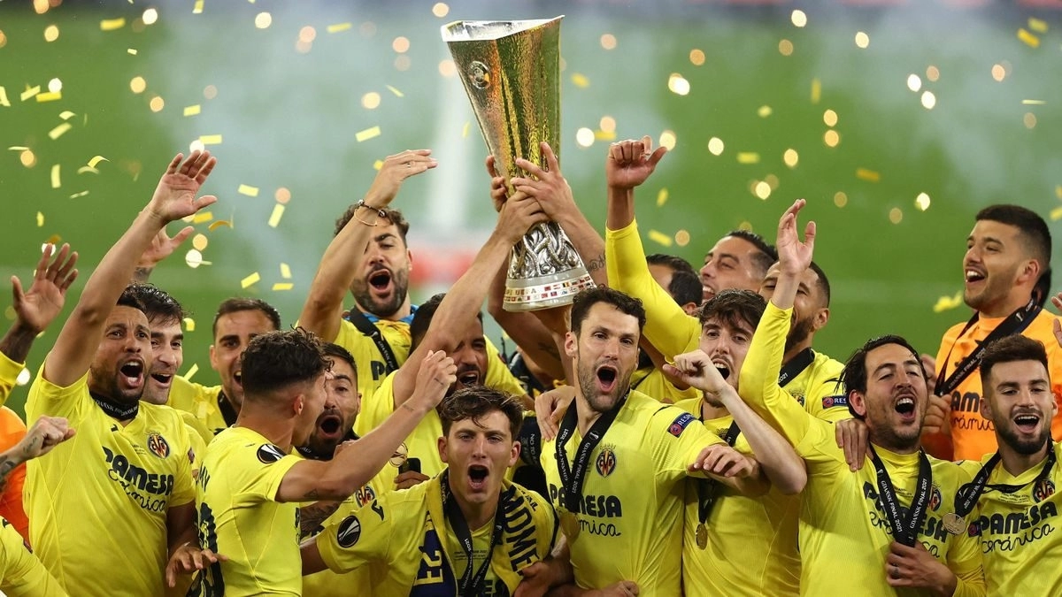 The Villarreal players celebrate the Europa League title.