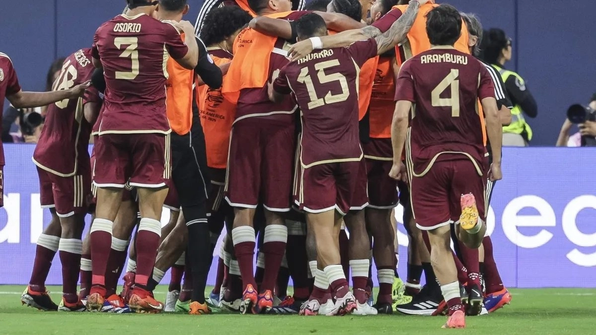 Los jugadores de Venezuela celebran un gol