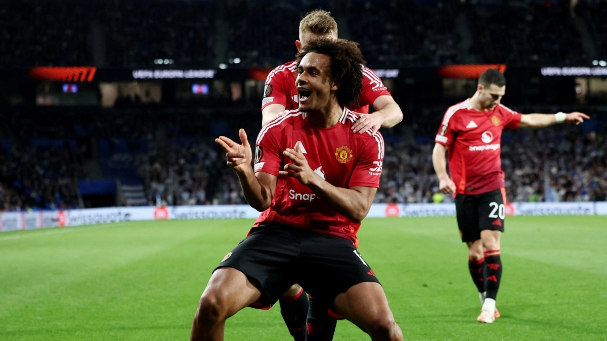 Zirkzee celebrating the winning goal with Manchester United | beIN Sports
