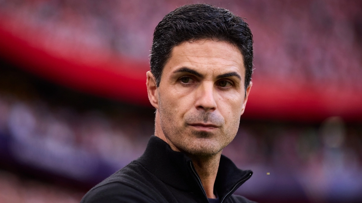 Mikel Arteta dirigiendo al Arsenal