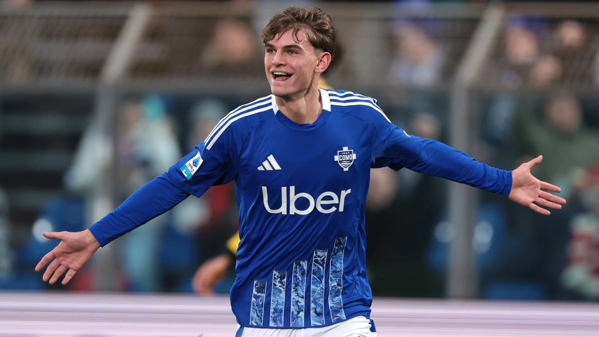 Nico Paz celebrating the winning goal with Como 1907.