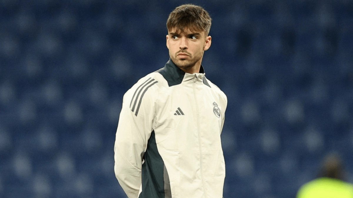 Raúl Asencio en el calentamiento del Real Madrid