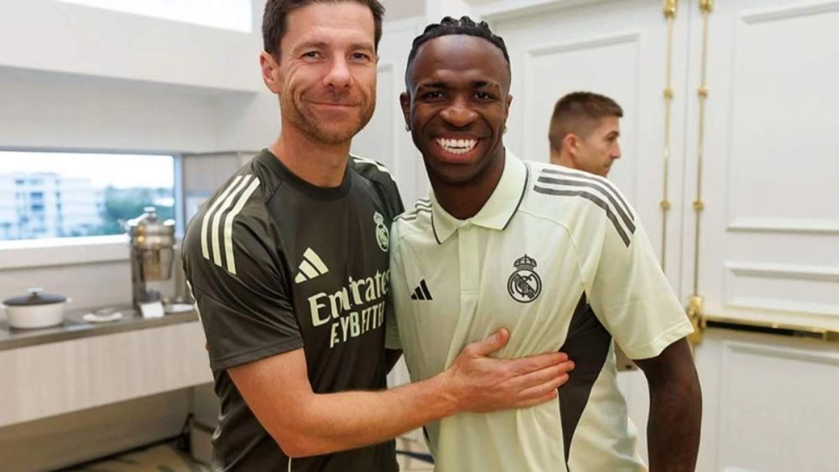 Vinicius and Xabi Alonso, player and coach of Real Madrid, respectively.