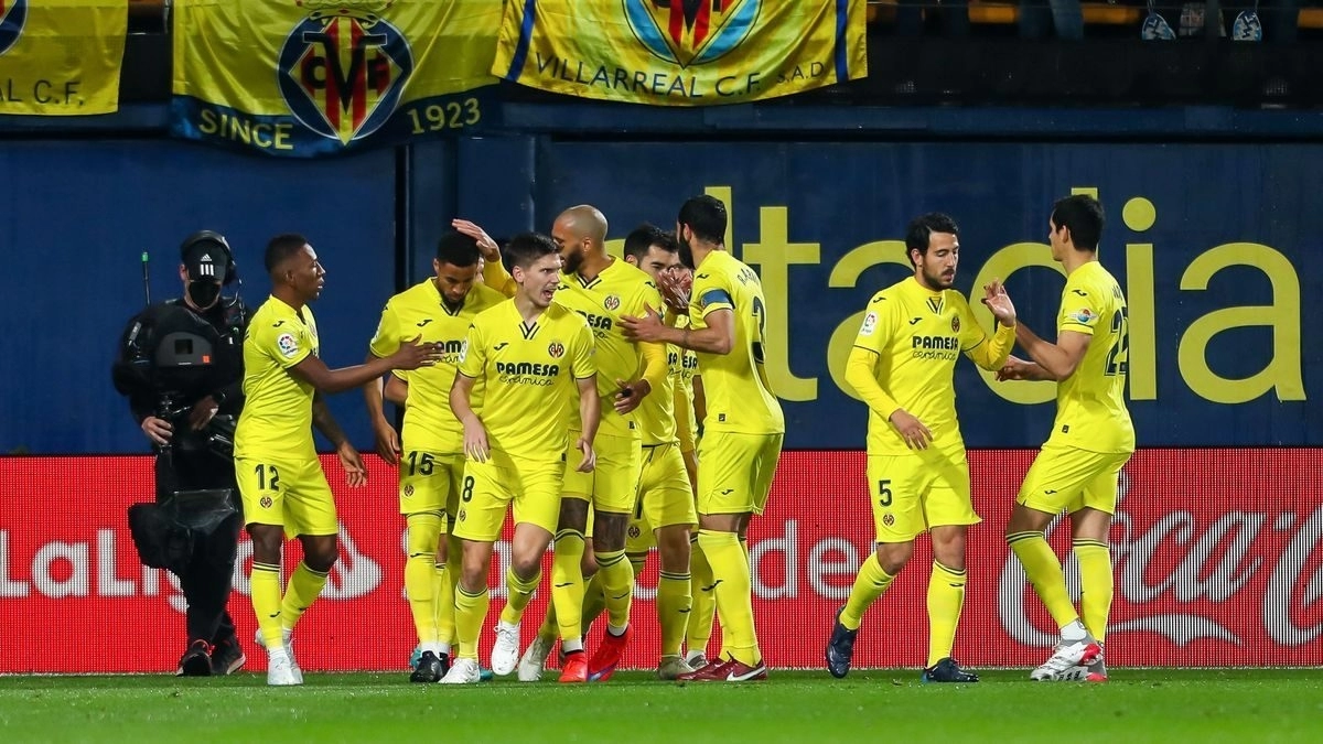 <p>The Villarreal players celebrate a goal</p>