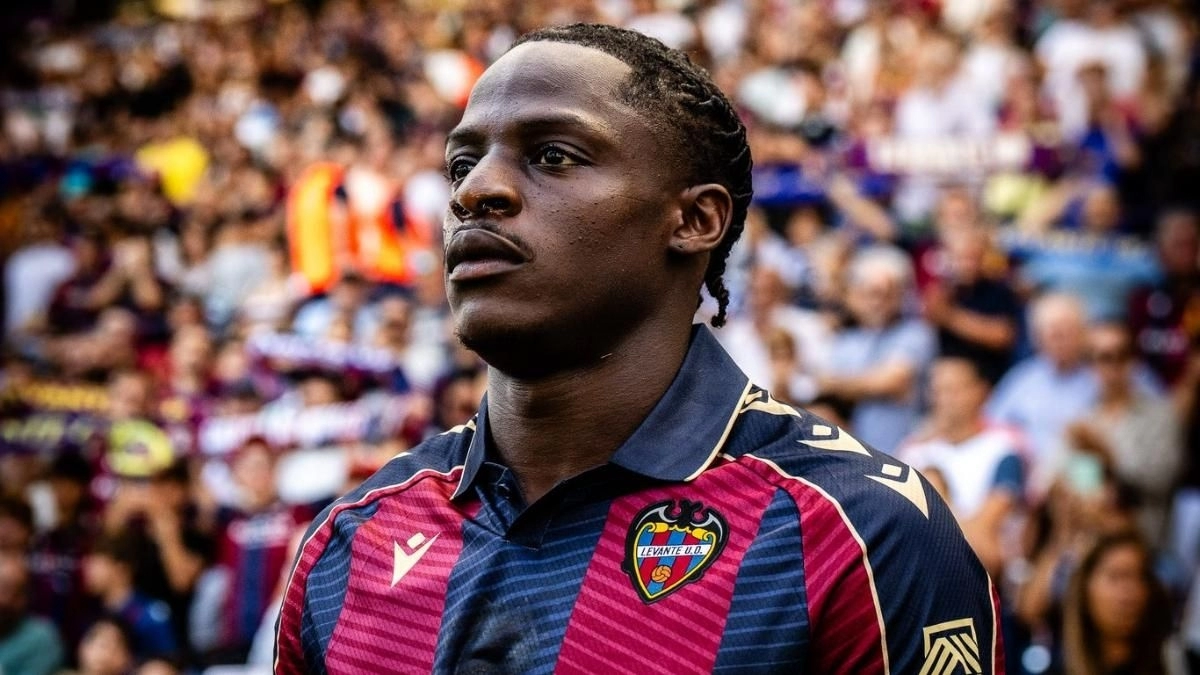 Etta Eyong, delantero camerunés que pertenece al Levante