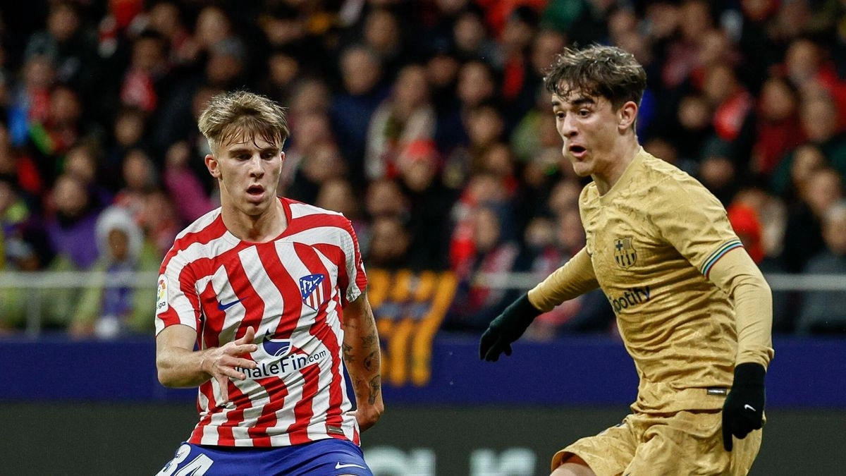 Pablo Barrios y Gavi en un Atlético de Madrid - Barcelona