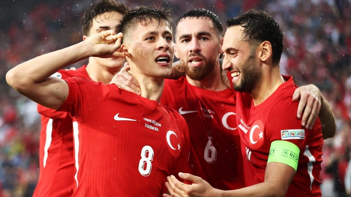 Los jugadores de Turquía celebran un gol anotado por Arda Güler
